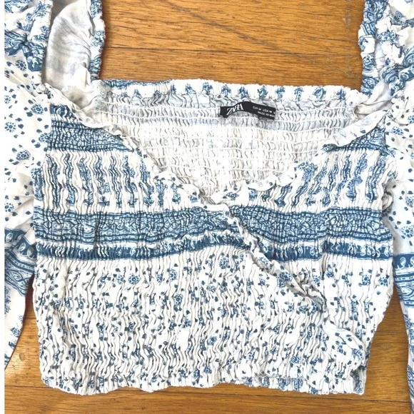 Zara Boho Smocked Puff Sleeve Crop Top Medium Blue‎ White Print Feminine EUC - Picture 4 of 7